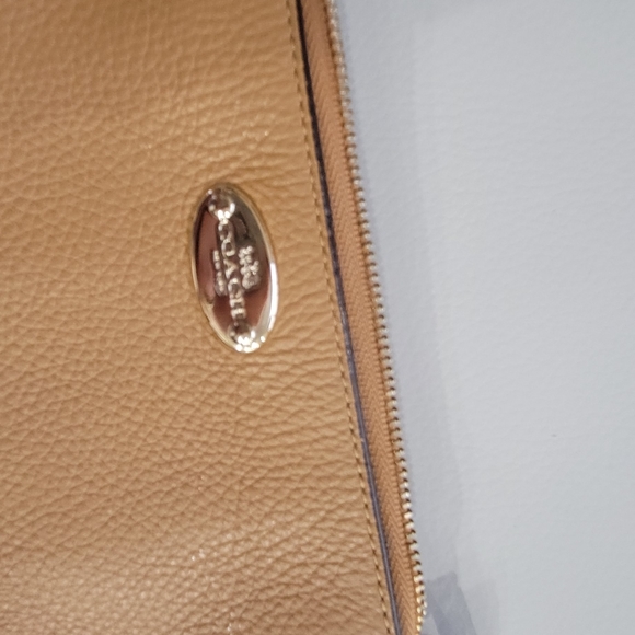 Coach small crossbody with adjustable strap - Picture 2 of 4